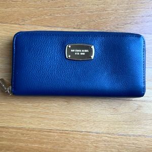 Michael Kors wallet, in great condition.